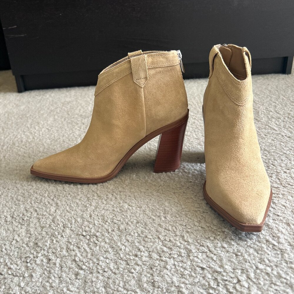 NIB Vince Camuto Wellinda Ankle Suede Bootie in Tortilla Tan Beige Size 7